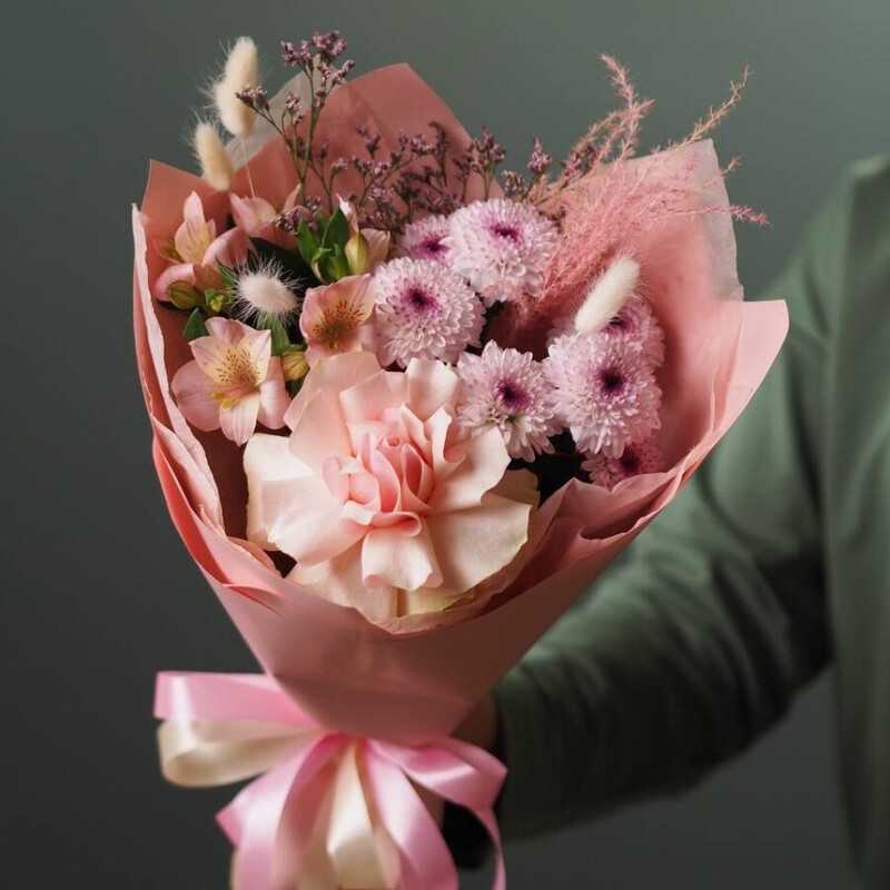 Buket kompliment iz frantcuzskoj rozi, al_stromerii i santini, standart