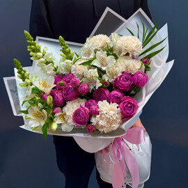 Buket Roza Pion L_vinij Zev Gvozdika Al_stromeriya