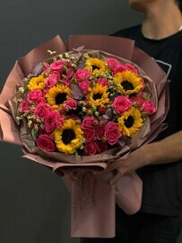 Букет Пионовидные Кустовые Розы И Подсолнухи