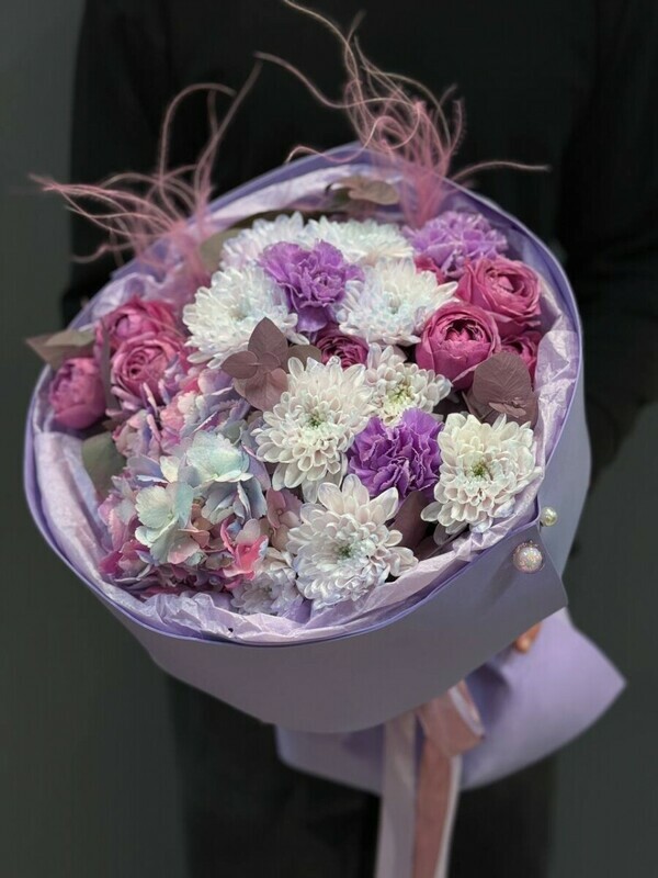 Buket Pionovidnaya Roza Misty Bubbles i Hrizantema Altaj Kustovaya Pion, premium