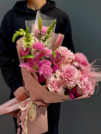 Buket Avtorskij Roza Liliya L_vinij Zev Gvozdika Pionovidnaya Roza Pion