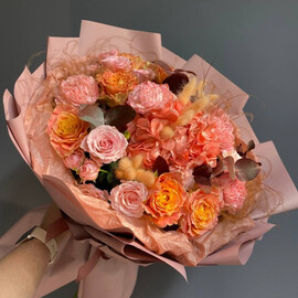 Buket Pionovidnaya Roza Gortenziya Pion Gvozdika