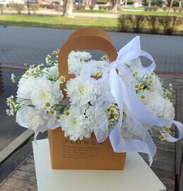 Sumochka iz hrizantem i romashek