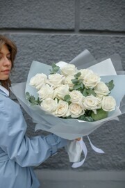 Buket iz 15 roz Plajya Blanka s evkaliptom