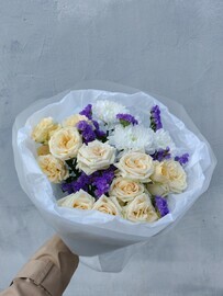 Buket iz kustovih roz i hrizantemi