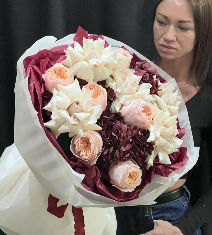 Avtorskij buket iz gortenzij, frantcuzskih roz, pionovidnih roz " Mamochke", premium