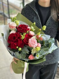 Авторский букет из французких роз и эустомы 