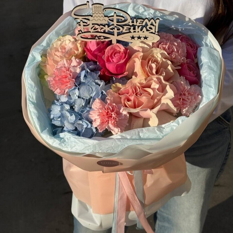 Сборный букет из гортензий и кустовых роз, стандартный