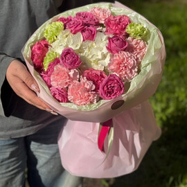 Кустовые розы и диантусы