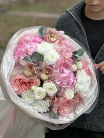 Розовый сборный букет из гортензии в сочетании с орхидеями и розами