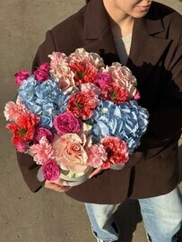 Sbornaya korobka iz gortenzij, frantcuzskih roz i diantusov