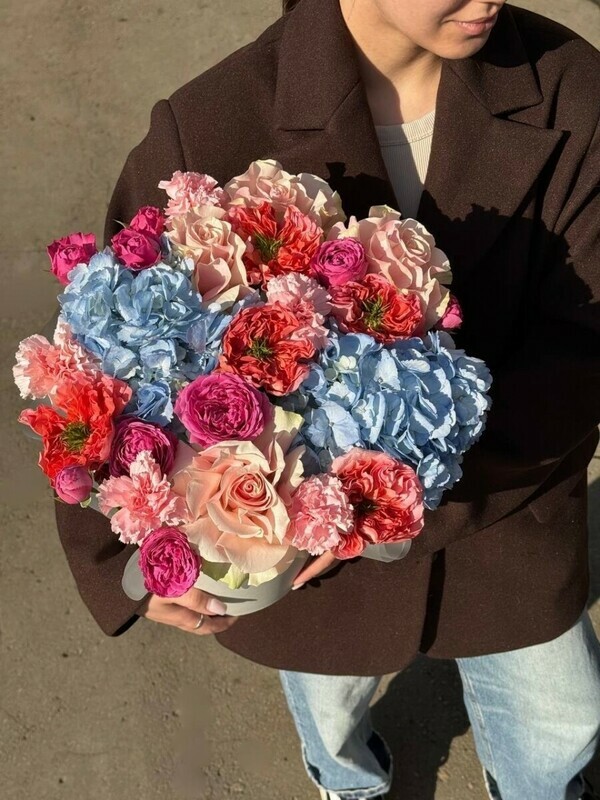 Сборная коробка из гортензий, французских роз и диантусов, стандартный