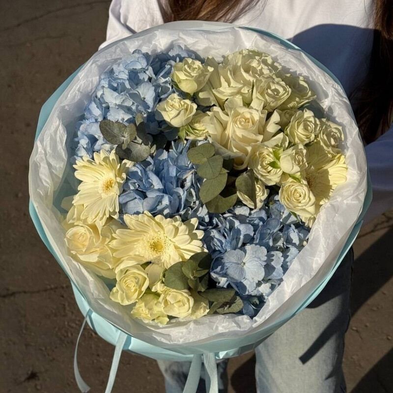 Avtorskij buket iz gortenzii, gerber i kustovih roz, standart