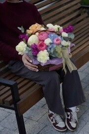 Сборная корзина с пионами, гортензией, маттиолой