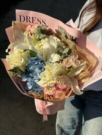 Buket iz lilij i gortenzii