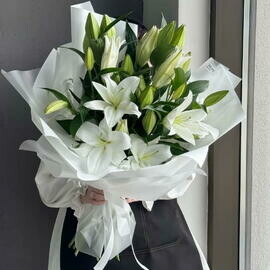 Букет с лилиями