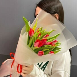 11 красных тюльпанов в упаковке