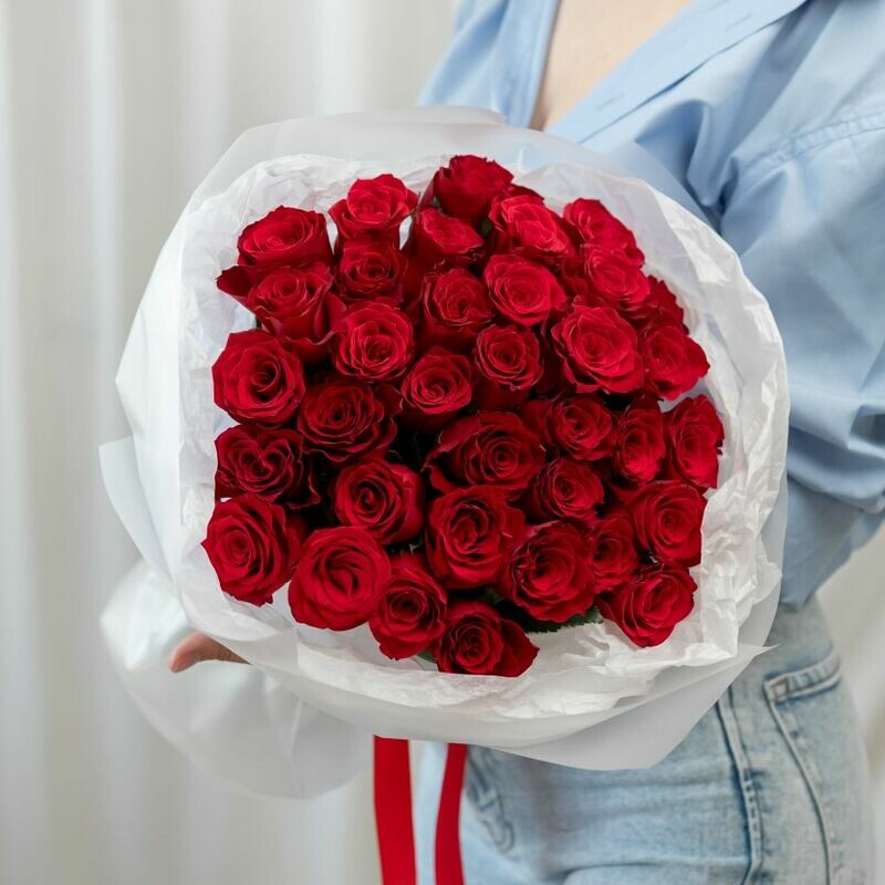 35 красных роз в классической упаковке , стандартный