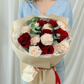 Sbornij buket bezhevij s krasnoj rozoj