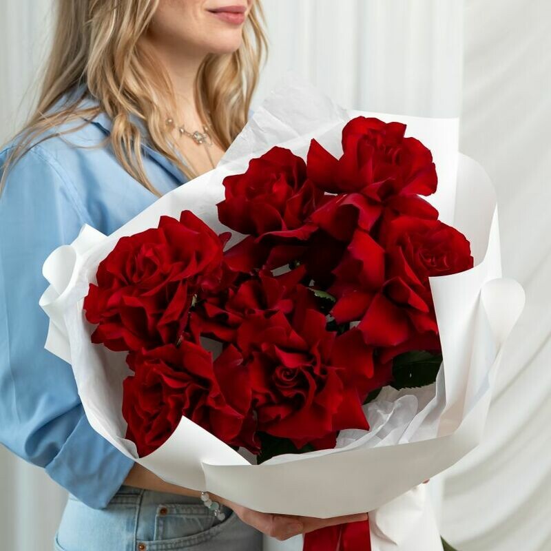 7 Красных Французских роз в дизайнерской упаковке, стандартный