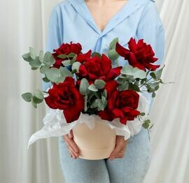 5 красных вывернутых роз с эвкалиптом в шляпной коробке