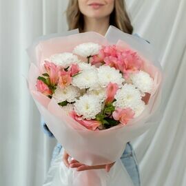 Sbornij buket hrizantemoj i al_stromeriej