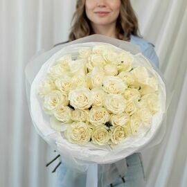 35 белых роз