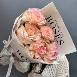 Букет из французских роз в стильном оформлении