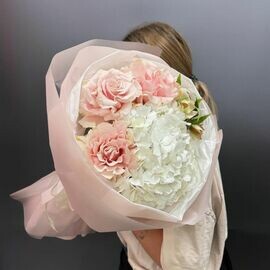 Buket iz frantcuzskih roz i gortenzii