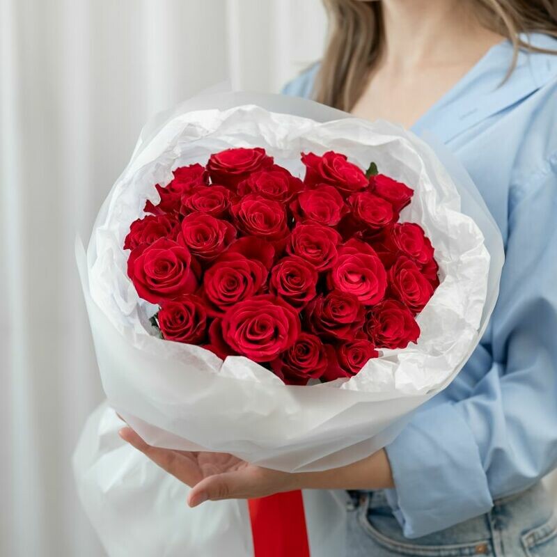 25 красных роз в классической упаковке , стандартный