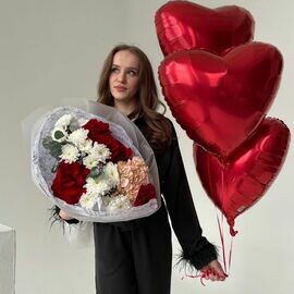 Авторский букет из французских роз, хризантем, гортензии с шарами "Сердца"