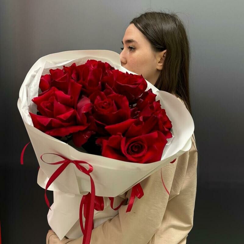 Buket iz krasnih frantcuzskih roz v avtorskom oformlenii s bantikami, standart