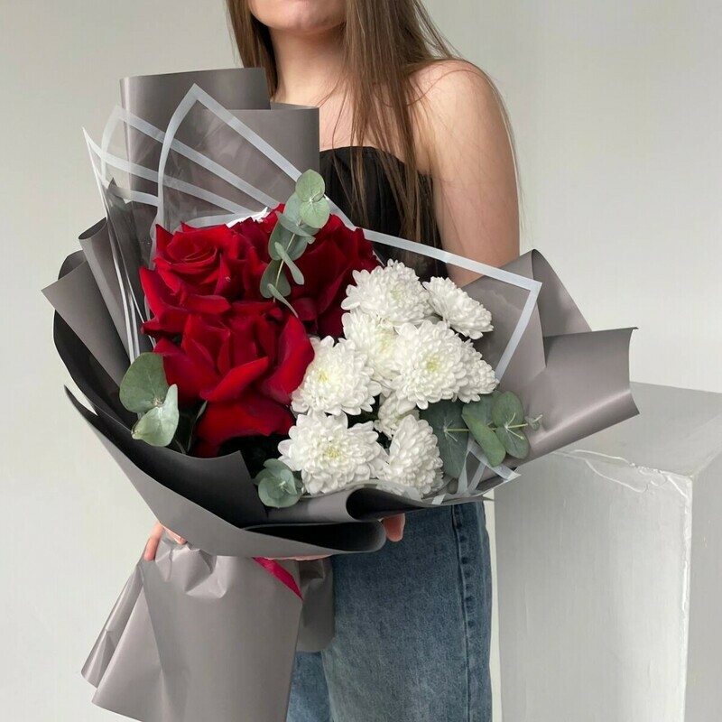 Buket iz krasnih frantcuzskih roz i elitnoj hrizantemi Altaj, standart