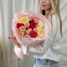 Sbornij buket iz roz i diantusov