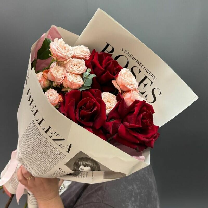 Букет из французских роз и кустовых роз в авторской упаковке, букет из французских роз и кустовых роз в авторской упаковкем