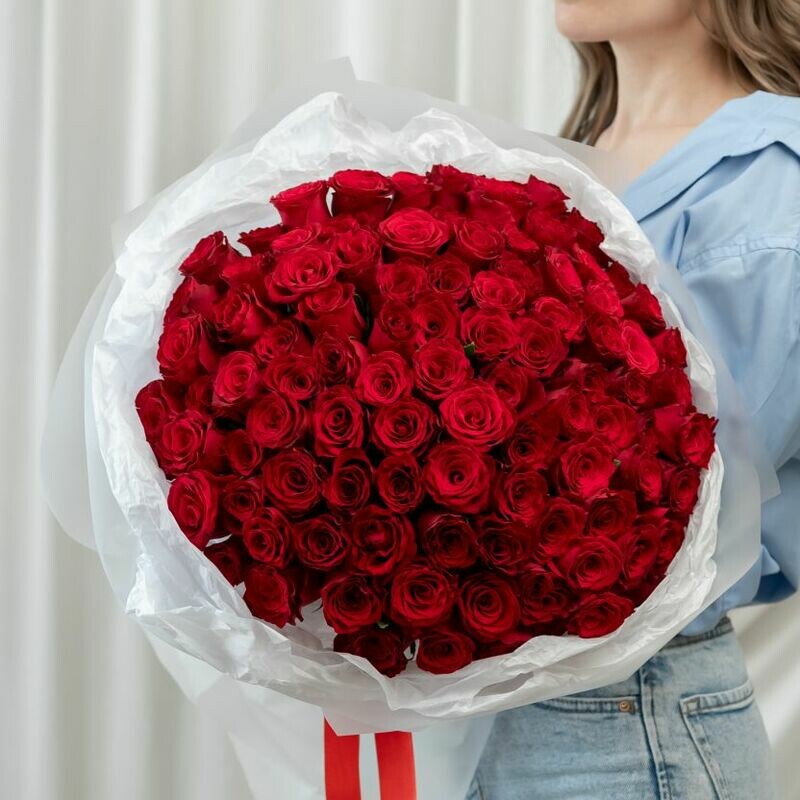 101 красная роза в классической упаковке , делюкс