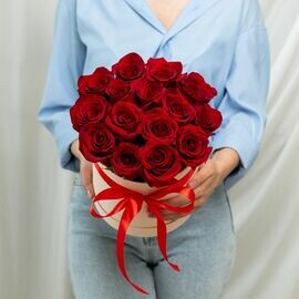 15 krasnih roz (Rossiya) v shlyapnoj korobke