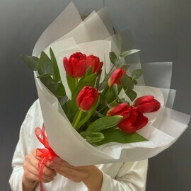 7 красных тюльпанов с эвкалиптом в упаковке