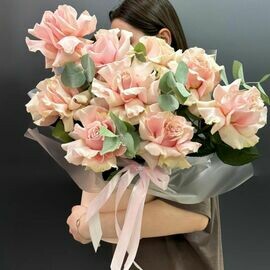 Korobka s frantcuzskimi rozami i evkaliptom