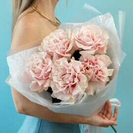 5 Nezhnih Frantcuzskih Roz v avtorskoj upakovke