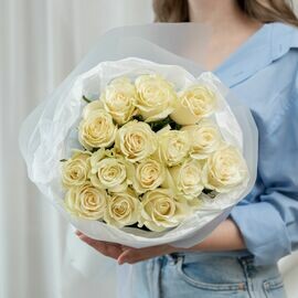 15 белых роз