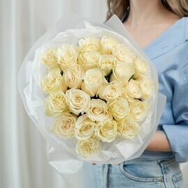 25 белых роз