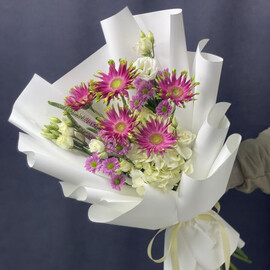 Korejskij buket s gortenziej i gerberami