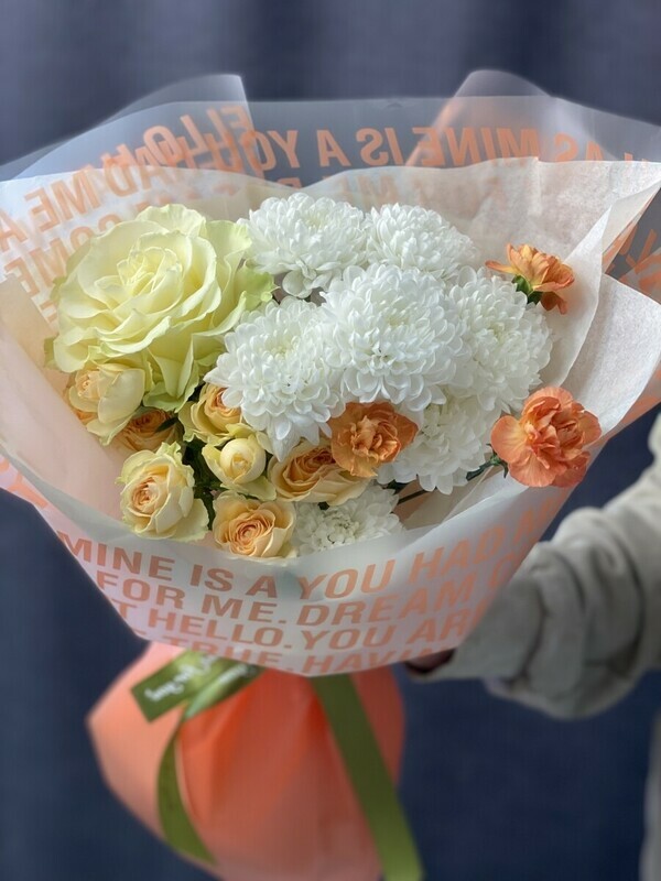 Buket s hrizantemoj i rozami, standart