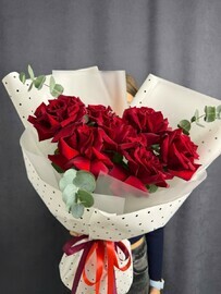 Букет с ажурными красными розами 