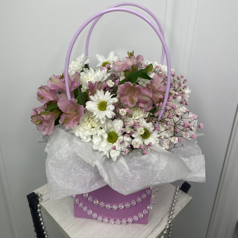 Композиция из хризантем и альстромерий «Нежная сумочка», стандартный