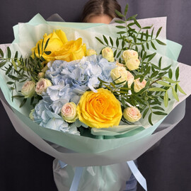 Buket s gortenziej i rozami