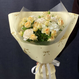 Buket iz kustovih roz i diantusov «Krem-bryule»
