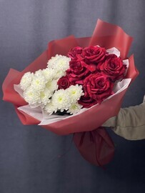 Original bouquet with roses and chrysanthemum 