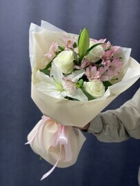 Buket s liliej, rozami i al_stromeriej